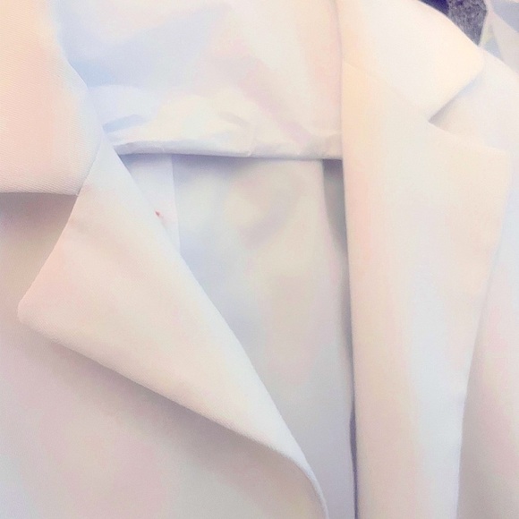 Chic White Women's (US Size Small) Enhanced Waist Single Button Detail Blazer - Picture 3 of 10